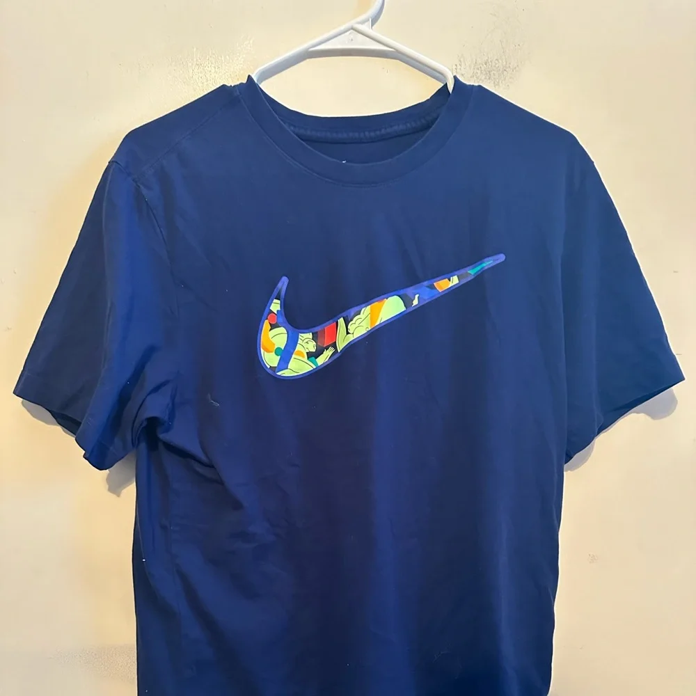 Nike Dri-FIT AIR Kelly Anna Run Past the Future Graphic T-Shirt Men's Medium Blu